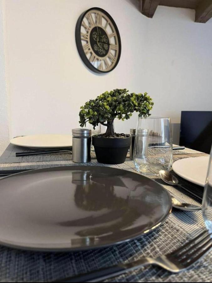 Delice De Nimes Apartment Bagian luar foto